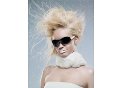 围着白色毛毛甲巾的美女模特写真图片素材