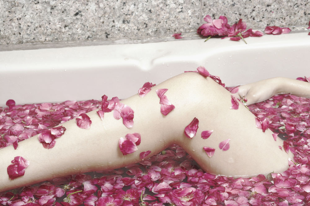沐浴时的美女性感腿部特写高清图片