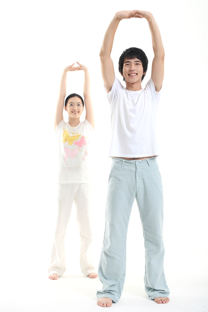 两个双手举起运动男女高清图片