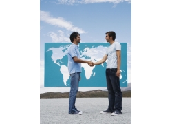 握手外国男人与镂空世界地图背景