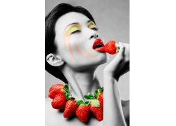 草莓与性感时尚美女