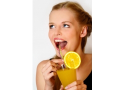 张大嘴喝橙汁的女人高清图片图片