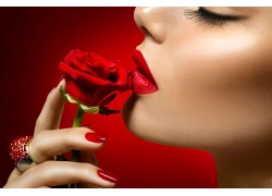 闻玫瑰花香的红唇美女