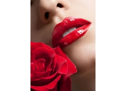 红唇美女与玫瑰花